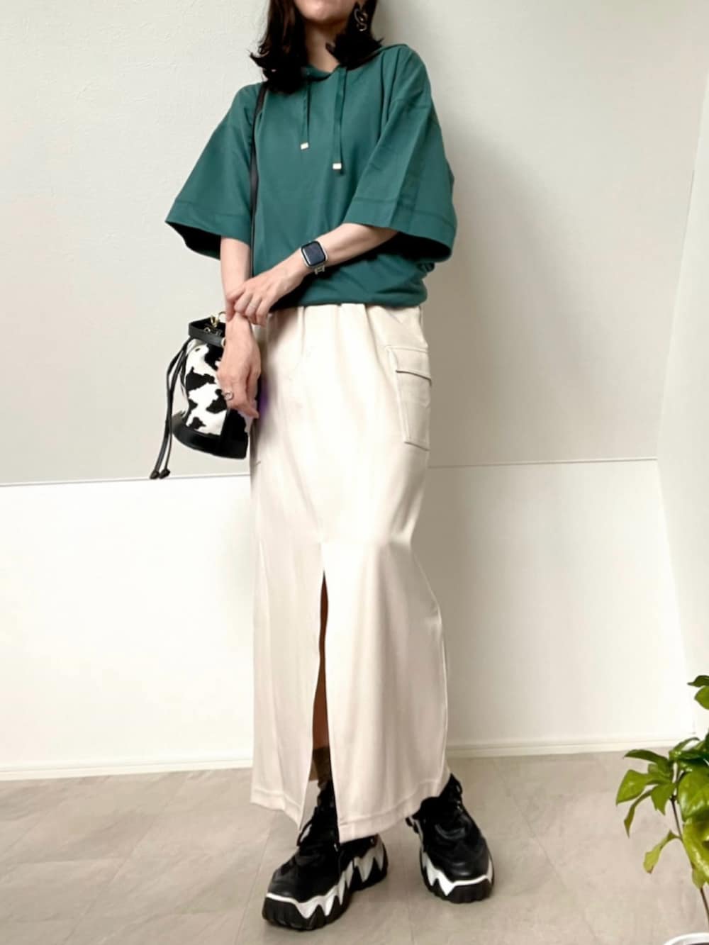 「ikka、イッカ、パーカー、mivialoca、ナロースカート、厚底スニーカー、スニーカーコーデ、シンプル、大人カジュアル、ママコーデ、shein、親子コーデ」|「ikkaの【雑誌InRed6月号掲載】コットンUSAミニワッフルポケ付きパーカー(パーカー、グリーン系)」を使った、*𝒂𝒎𝒆𝒍𝒊𝒆𝒆*さん(レディース・158cm)の夏コーディネートの2枚目の写真