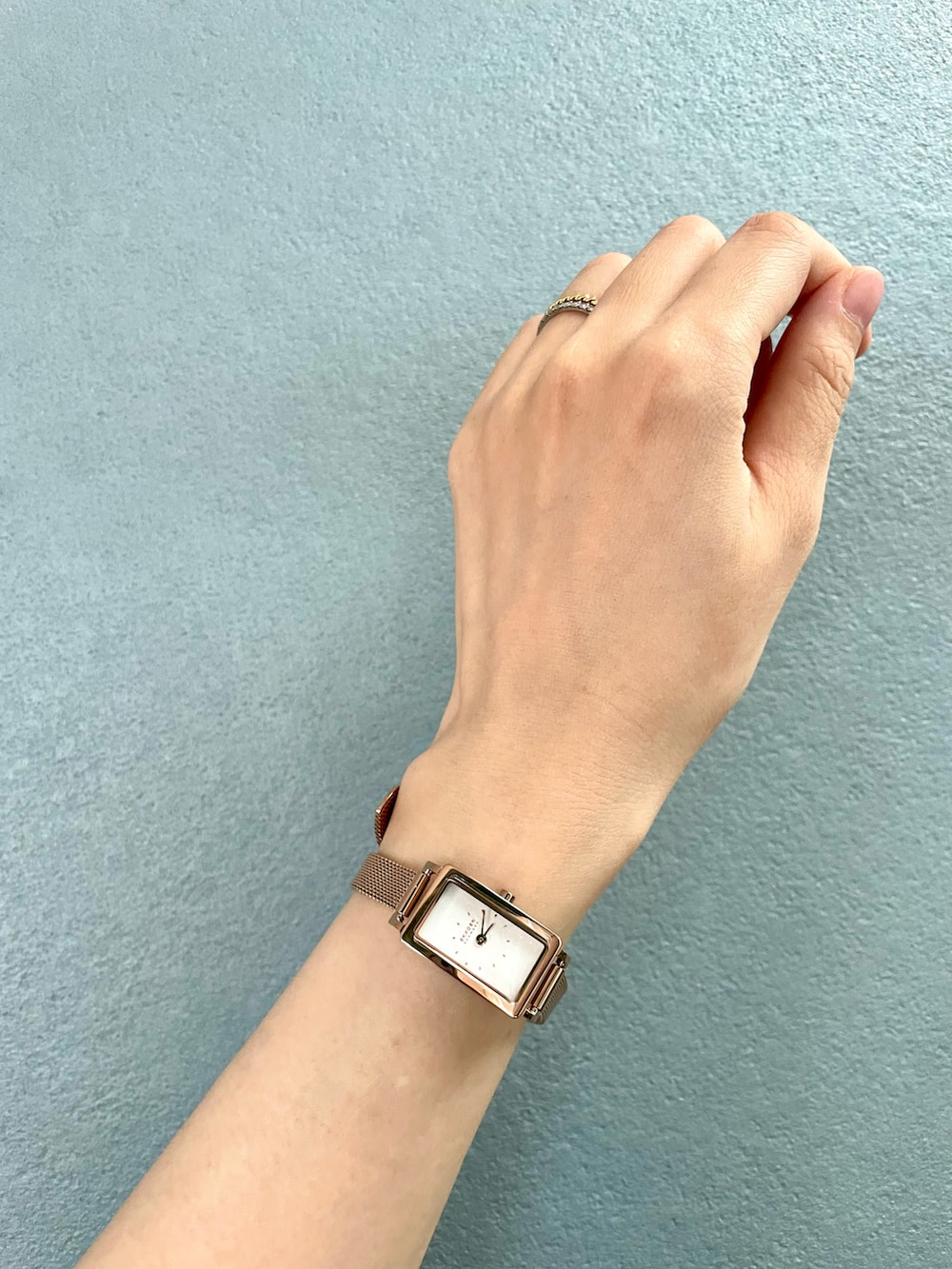 ベージュ系のその他パンツ、レッド系のショルダーバッグ、ゴールド系のアナログ腕時計を着用したレディースの秋コーディネートの3枚目の写真