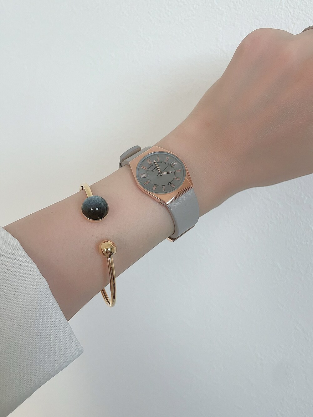 ホワイト系のベスト、ホワイト系のワンピース、ブラウン系のローファーを着用したレディースの秋コーディネートの2枚目の写真