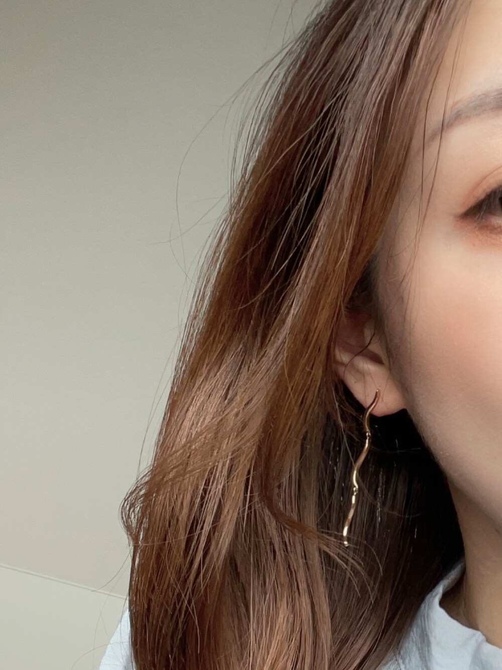 ホワイト系のシャツ/ブラウス、レッド系のトートバッグ、ベージュ系のパンツを着用したレディースの秋コーディネートの2枚目の写真