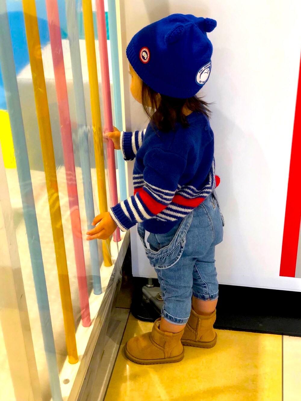 ブルー系のニット/セーター、ブルー系のデニムパンツ、ゴールド系のブーツを着用したメンズの冬コーディネートの2枚目の写真