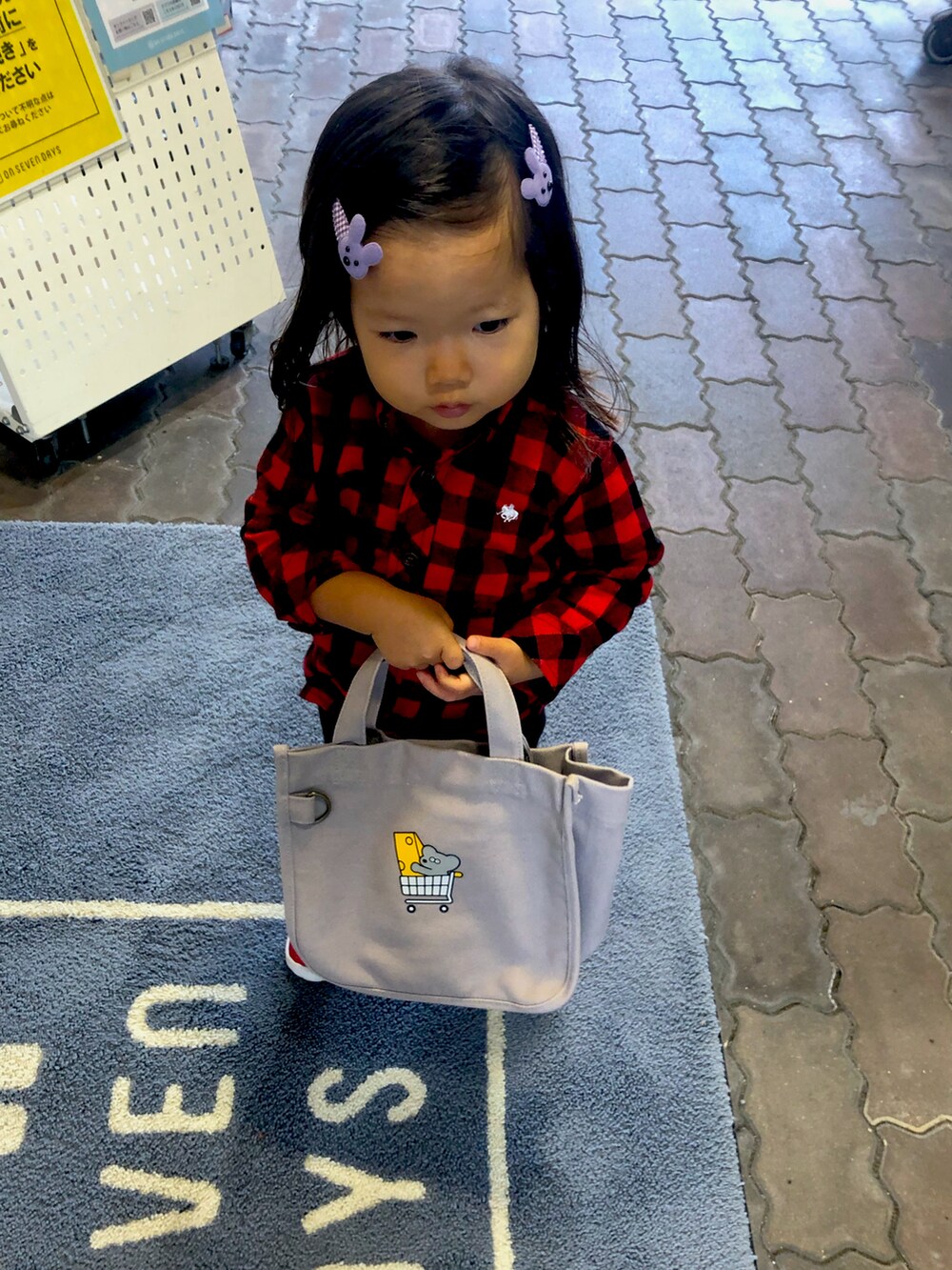 グレー系のトートバッグ、レッド系のスニーカーを着用したメンズの秋コーディネートの2枚目の写真