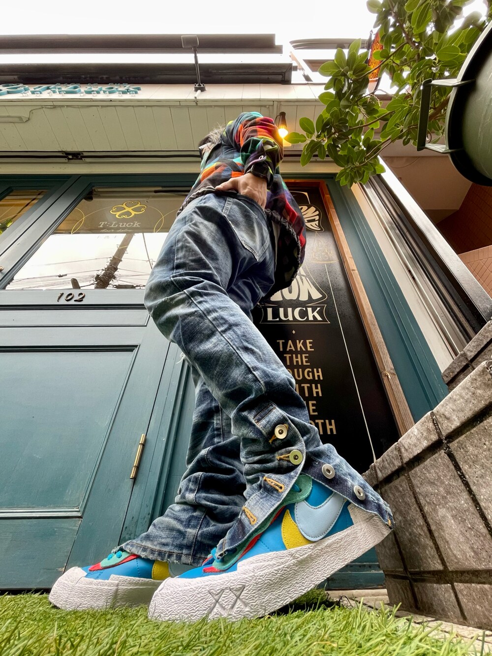 ブルー系のデニムパンツ、その他のカバーオール、ブルー系のスニーカーを着用したメンズの冬コーディネートの2枚目の写真