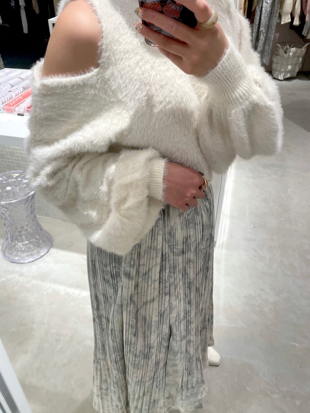 ホワイト系のニット/セーター、グレー系のスカートを着用したレディースの秋コーディネートの3枚目の写真