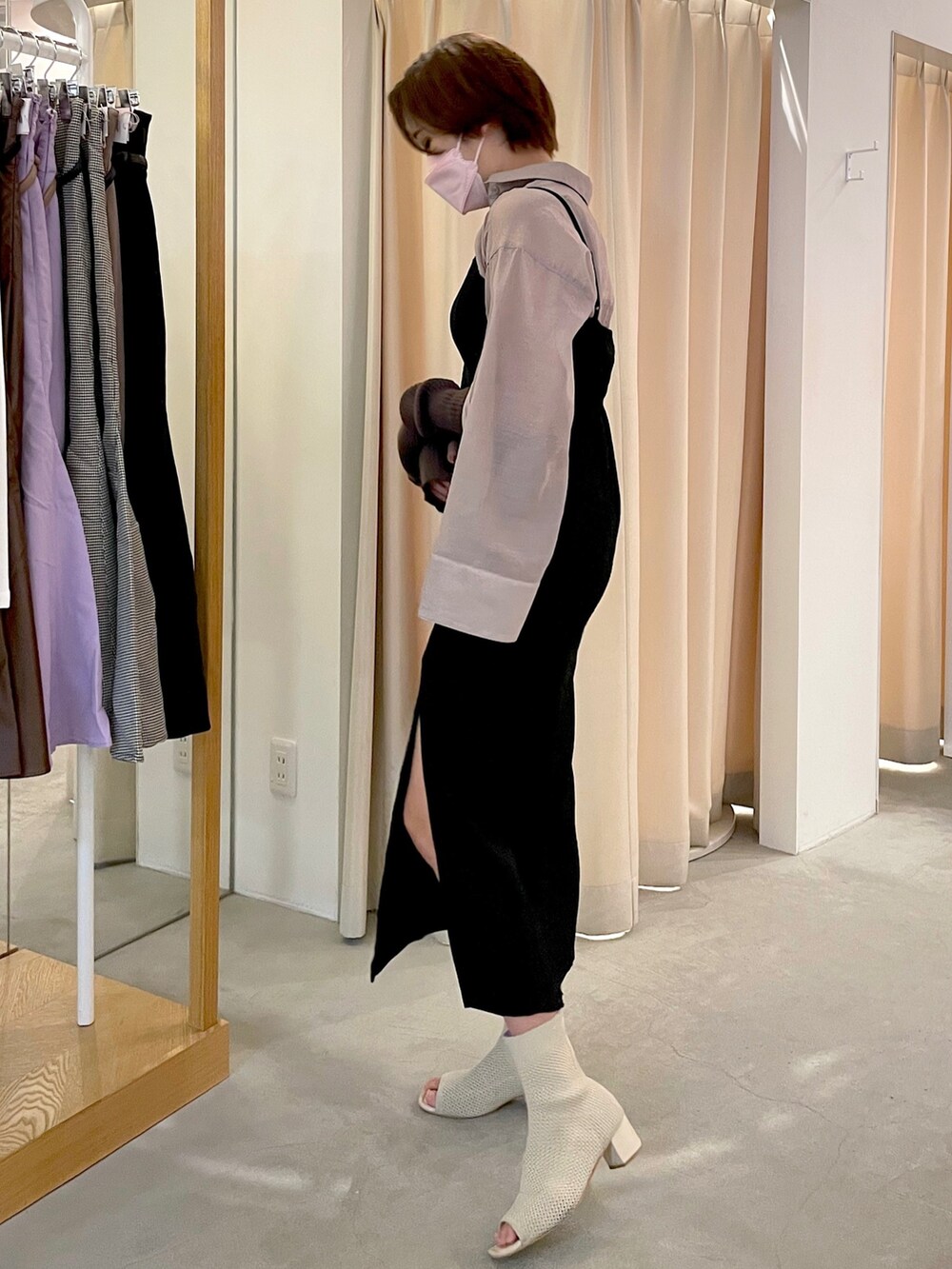 ブラック系のワンピース、ベージュ系のシャツ/ブラウス、ブラウン系のニット/セーターを着用したレディースの秋コーディネートの3枚目の写真