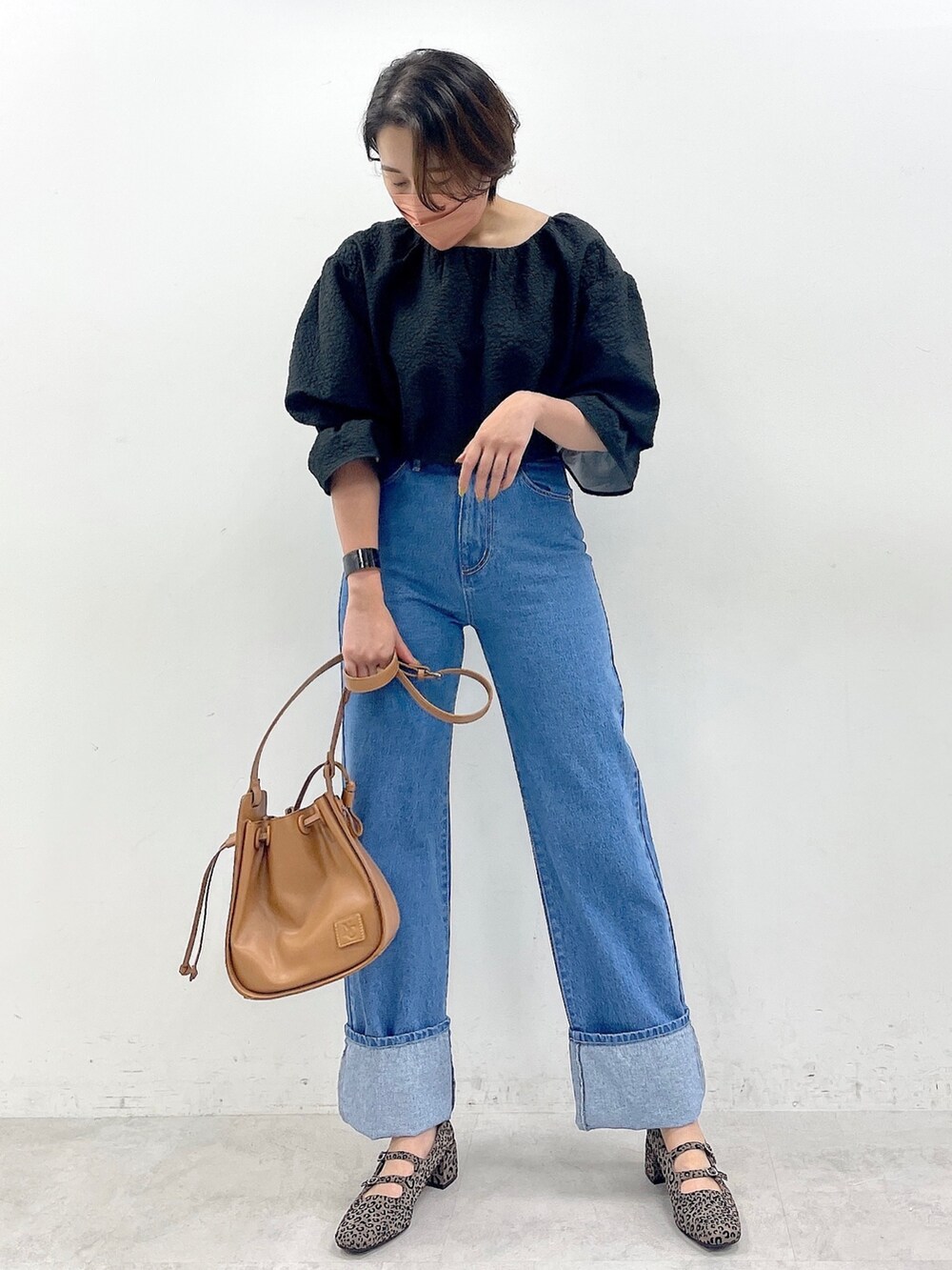 ブラック系のシャツ/ブラウス、ブルー系のデニムパンツ、イエロー系のショルダーバッグを着用したレディースの夏コーディネートの2枚目の写真