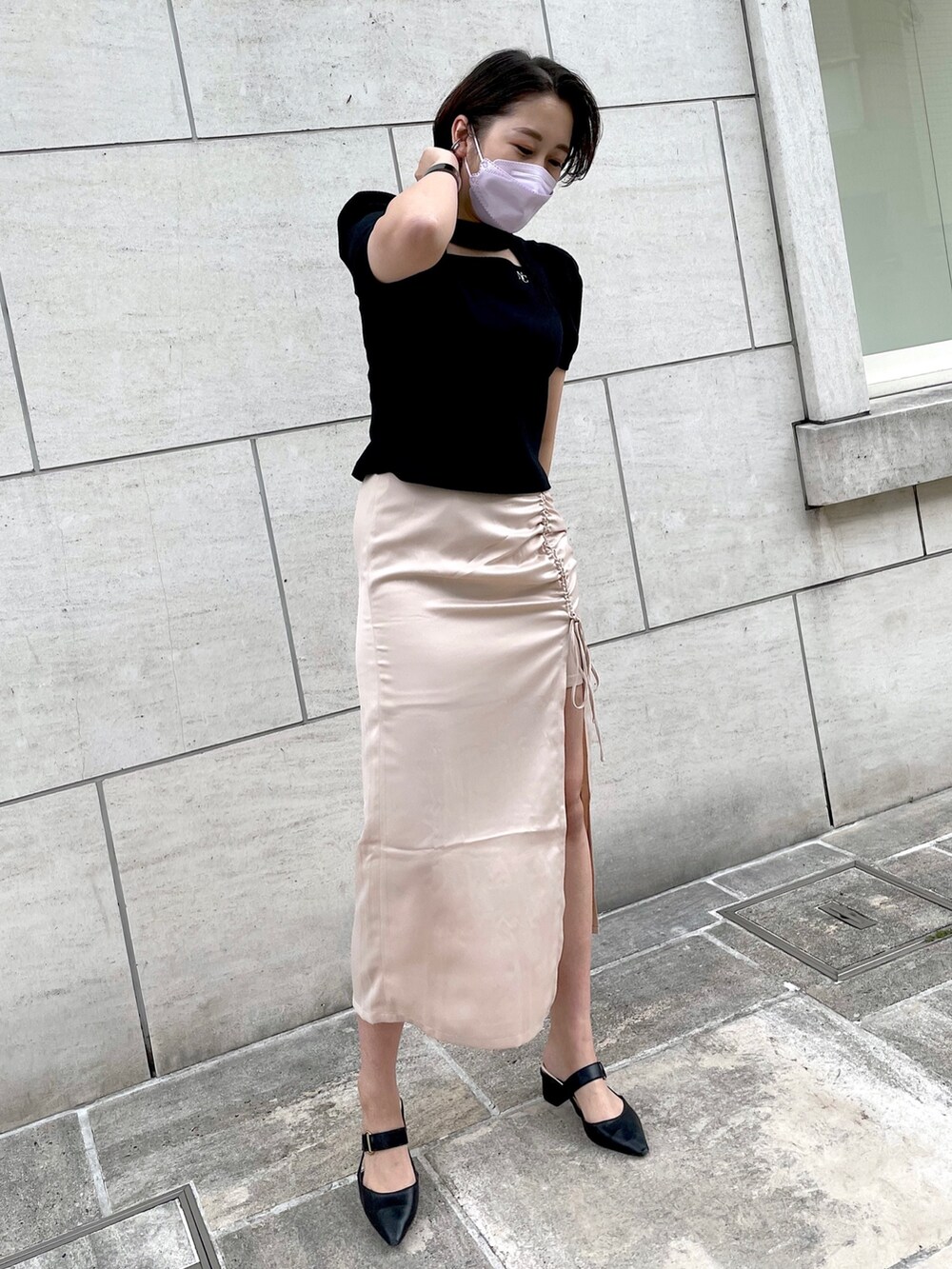 ブラック系のTシャツ/カットソー、ホワイト系のスカート、ホワイト系のショルダーバッグを着用したレディースの夏コーディネートの2枚目の写真