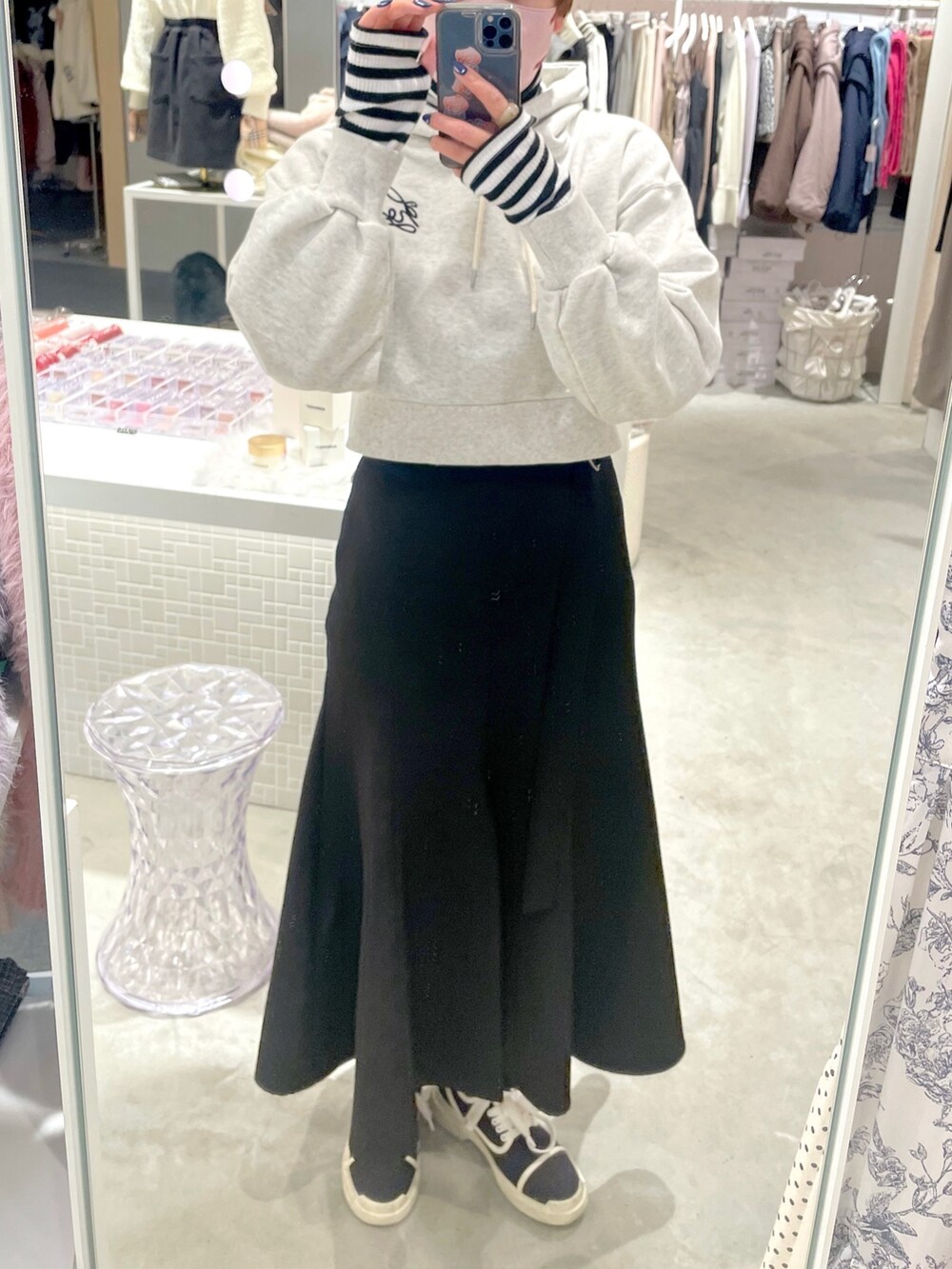 ベージュ系のパーカー、ブラック系のTシャツ/カットソー、ブラック系のスカートを着用したレディースの冬コーディネートの3枚目の写真