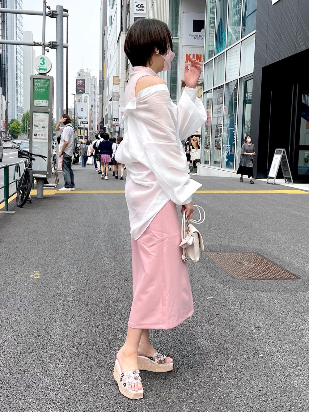 ホワイト系のシャツ/ブラウス、ピンク系のスカート、その他のサンダルを着用したレディースの春コーディネートの2枚目の写真