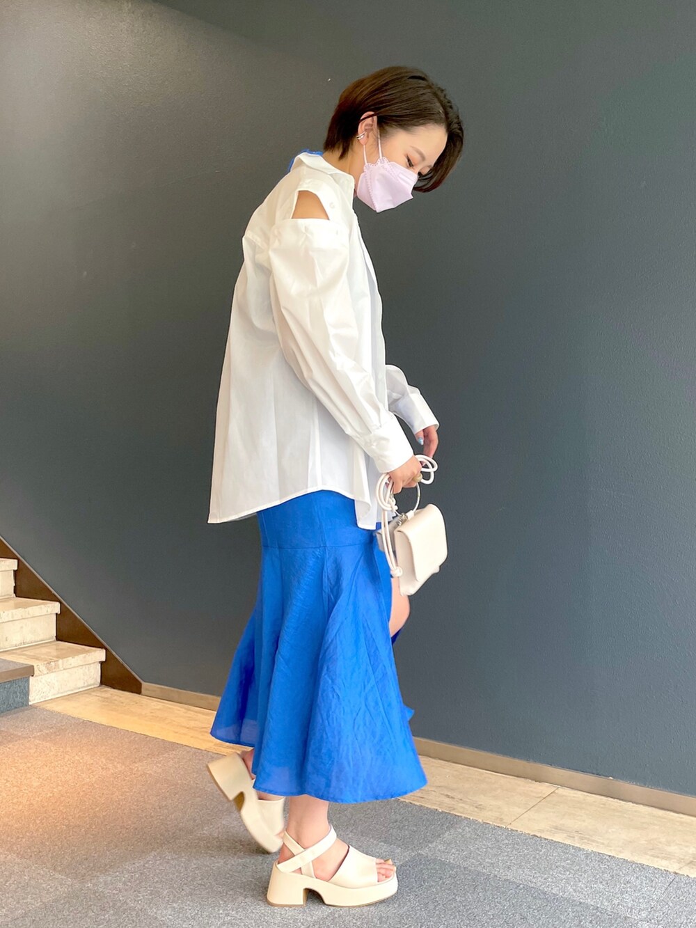 ブルー系のワンピース、ブルー系のシャツ/ブラウス、ホワイト系のショルダーバッグを着用したレディースの夏コーディネートの3枚目の写真