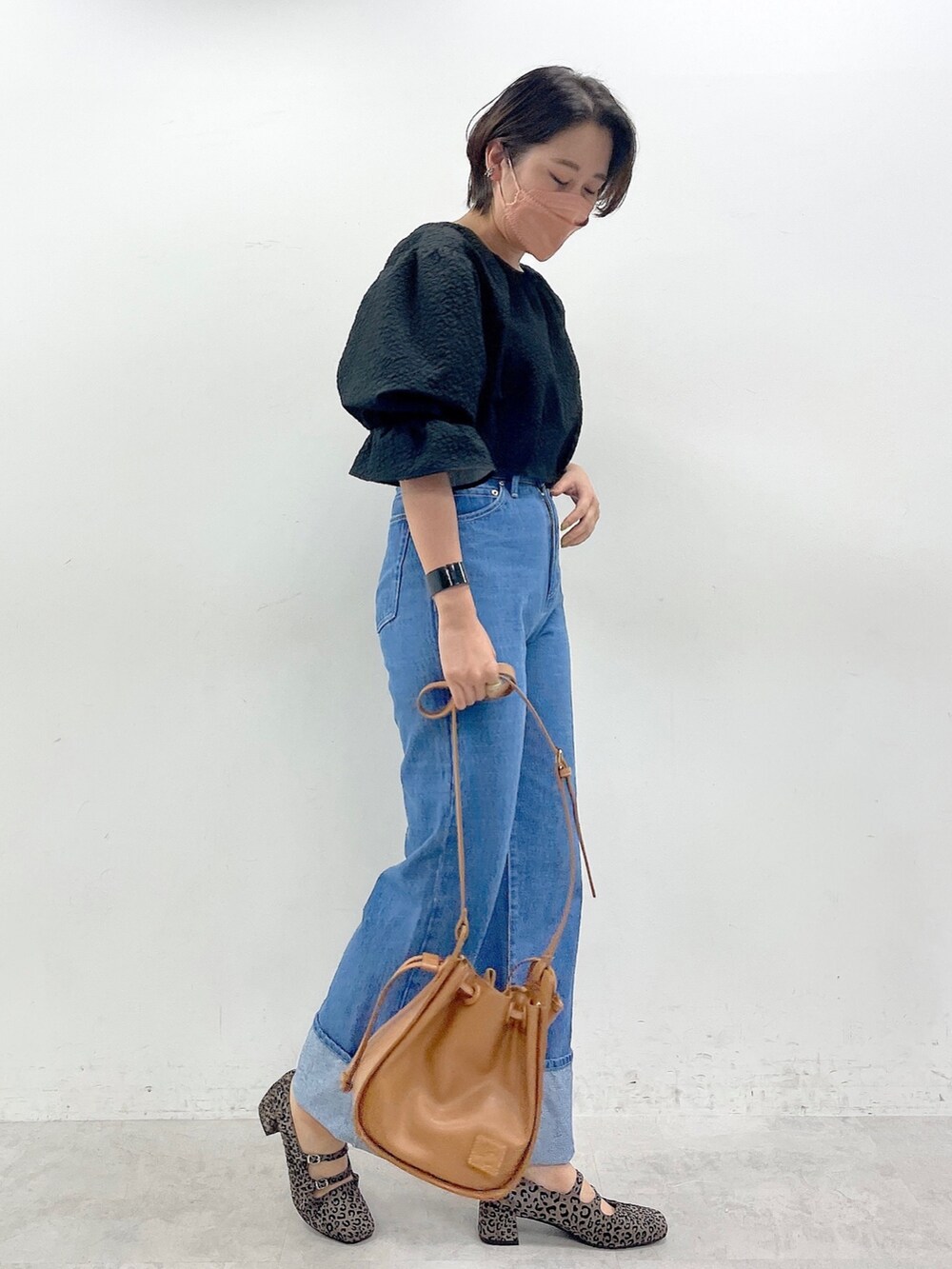 ブラック系のシャツ/ブラウス、ブルー系のデニムパンツ、イエロー系のショルダーバッグを着用したレディースの夏コーディネートの3枚目の写真