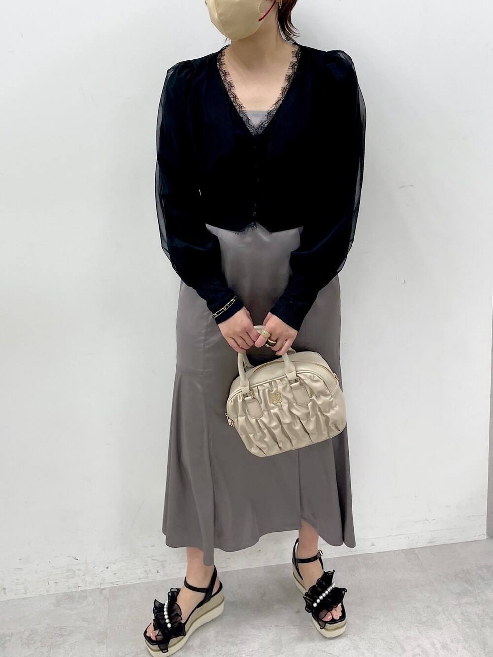 ブラック系のワンピース、ブラック系のサンダルを着用したレディースの冬コーディネートの5枚目の写真