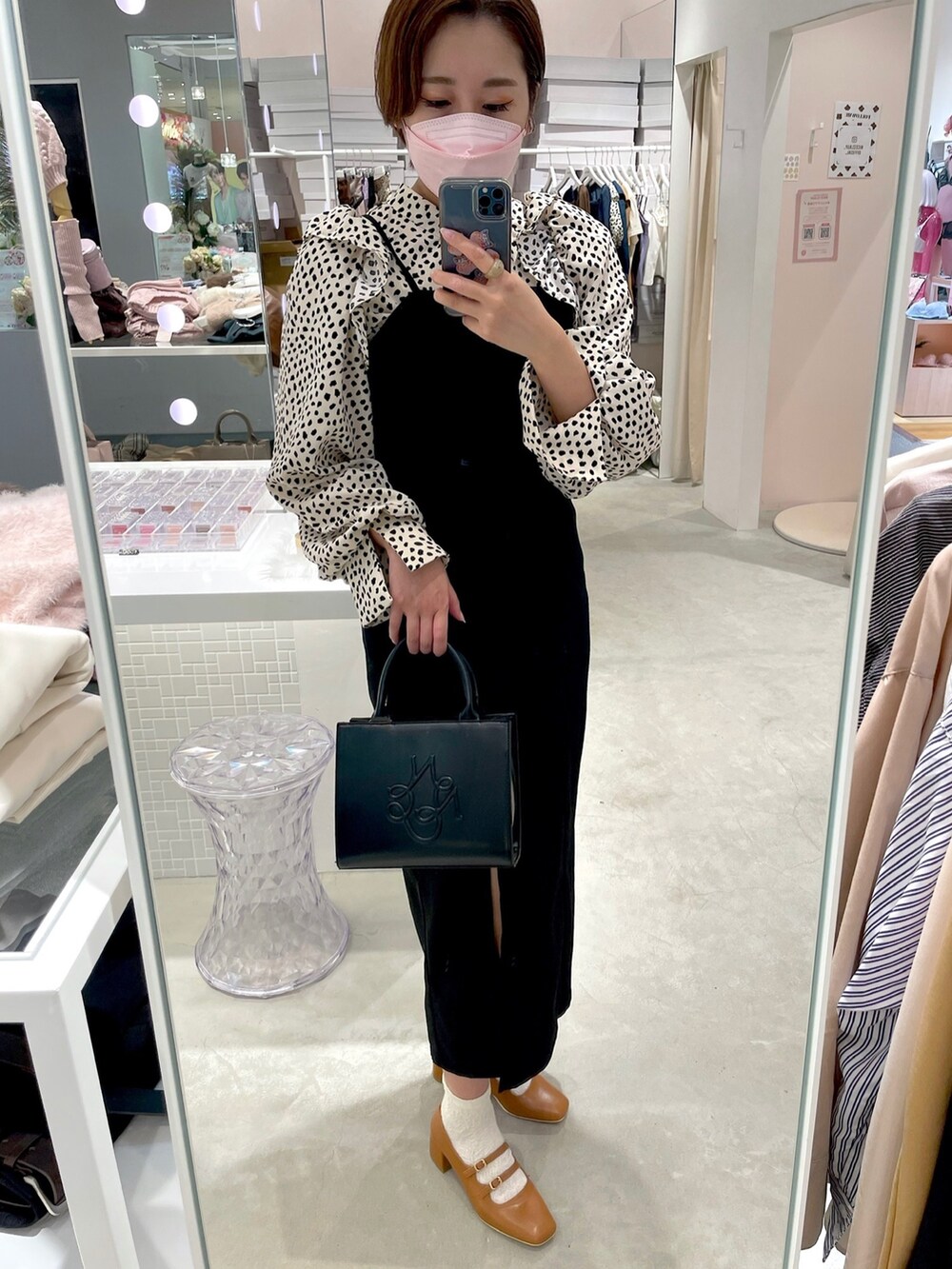 ブラック系のワンピース、ホワイト系のシャツ/ブラウス、ブラック系のショルダーバッグを着用したレディースの秋コーディネートの3枚目の写真