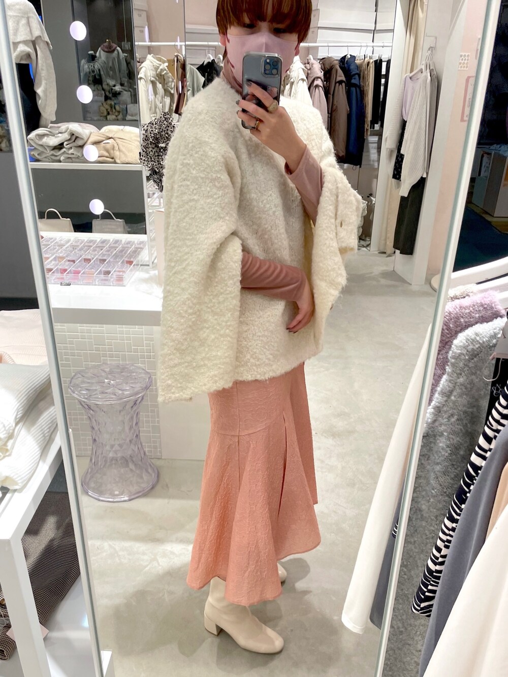 ホワイト系のニット/セーター、ピンク系のTシャツ/カットソー、ピンク系のスカートを着用したレディースの秋コーディネートの3枚目の写真