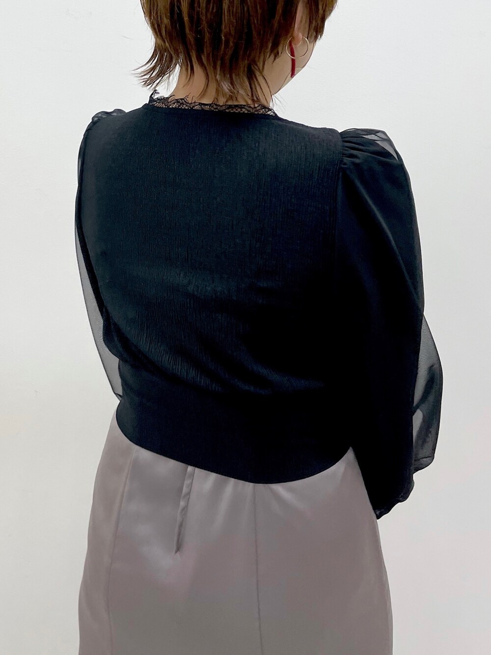 ブラック系のワンピース、ブラック系のサンダルを着用したレディースの冬コーディネートの8枚目の写真