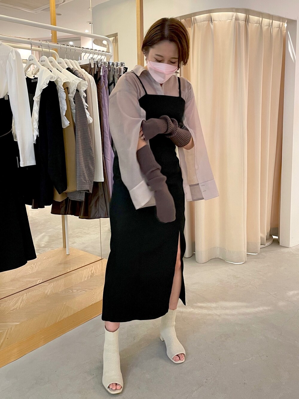 ブラック系のワンピース、ベージュ系のシャツ/ブラウス、ブラウン系のニット/セーターを着用したレディースの秋コーディネートの2枚目の写真