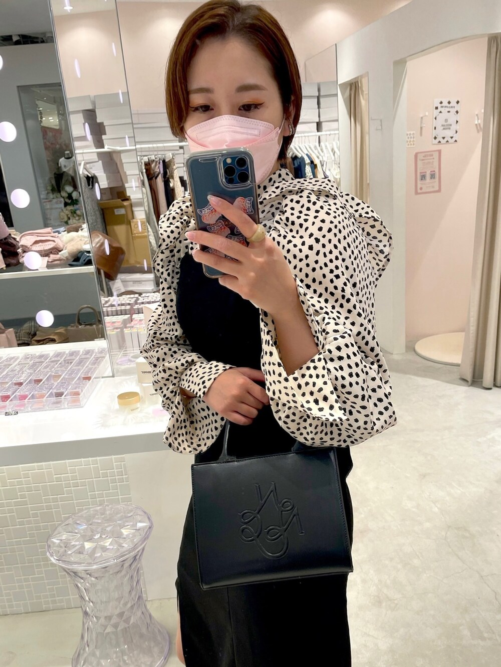 ブラック系のワンピース、ホワイト系のシャツ/ブラウス、ブラック系のショルダーバッグを着用したレディースの秋コーディネートの2枚目の写真