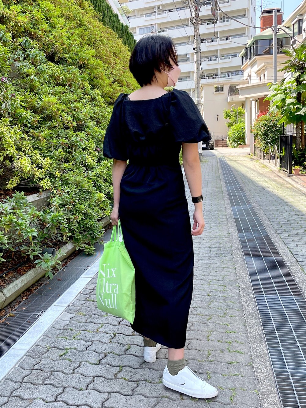 ホワイト系のシャツ/ブラウス、ブラック系のワンピース、グリーン系のバッグを着用したレディースの夏コーディネートの3枚目の写真