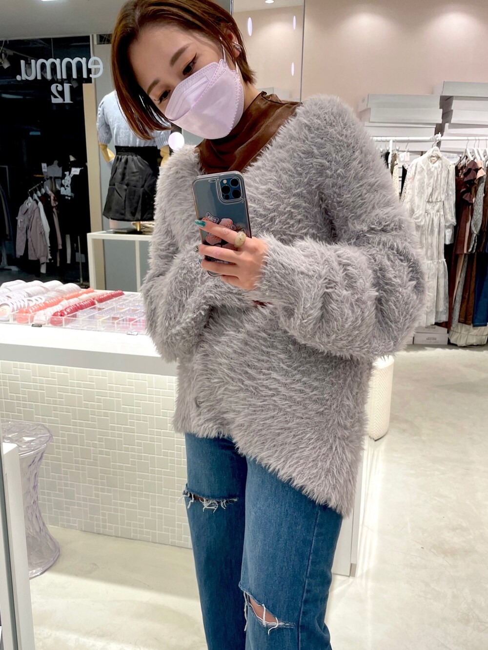 グレー系のカーディガン/ボレロ、ブルー系のデニムパンツ、ブラウン系のTシャツ/カットソーを着用したレディースの秋コーディネートの2枚目の写真