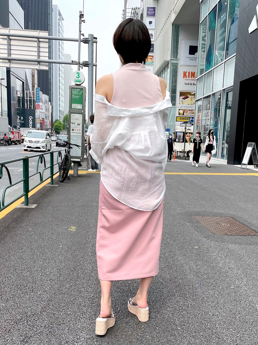 ホワイト系のシャツ/ブラウス、ピンク系のスカート、その他のサンダルを着用したレディースの春コーディネートの3枚目の写真