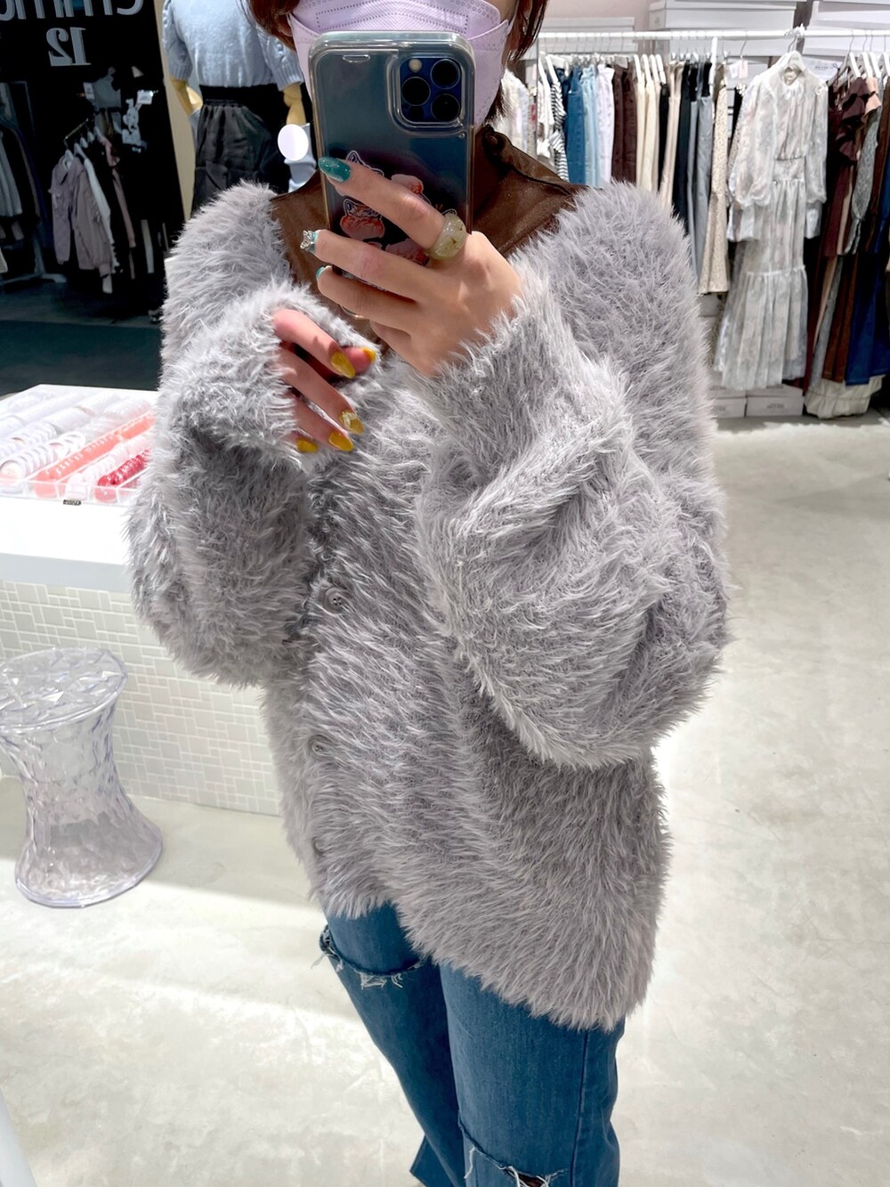 グレー系のカーディガン/ボレロ、ブルー系のデニムパンツ、ブラウン系のTシャツ/カットソーを着用したレディースの秋コーディネートの3枚目の写真