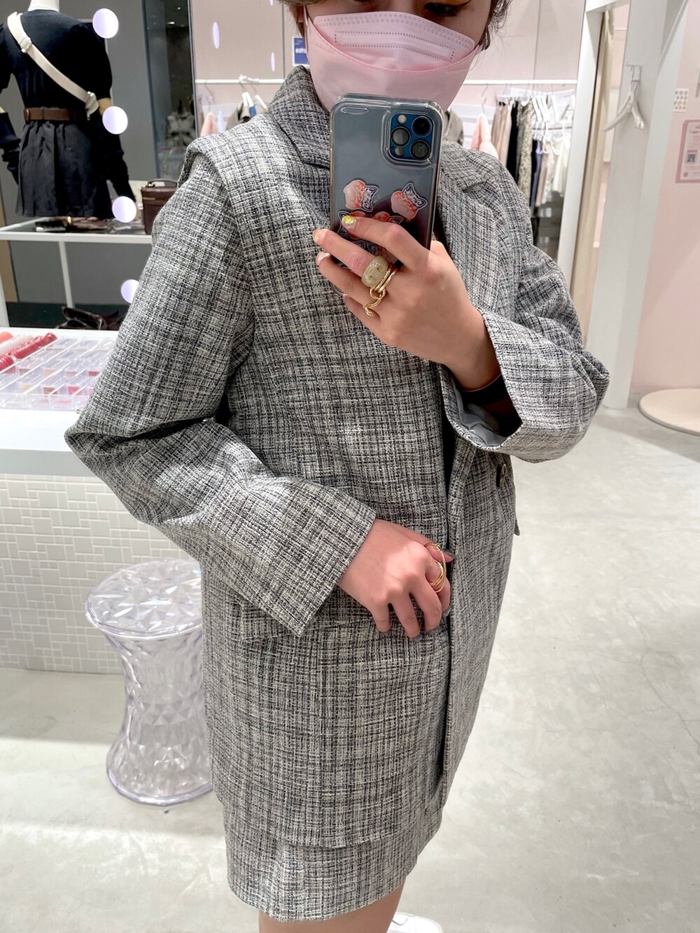 グレー系のテーラードジャケット、グレー系のその他パンツを着用したレディースの秋コーディネートの3枚目の写真