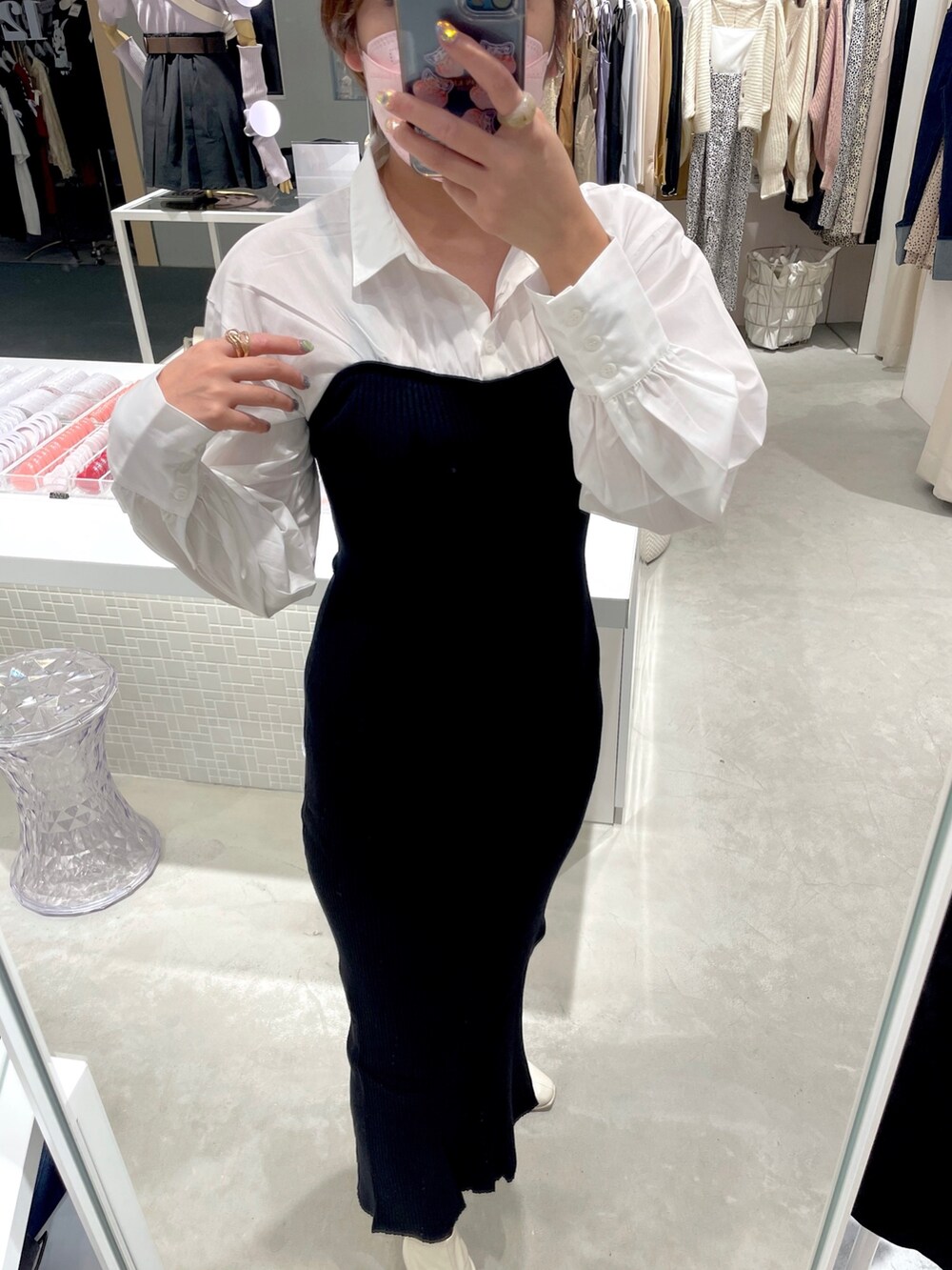 ブラック系のワンピースを着用したレディースの秋コーディネートの2枚目の写真