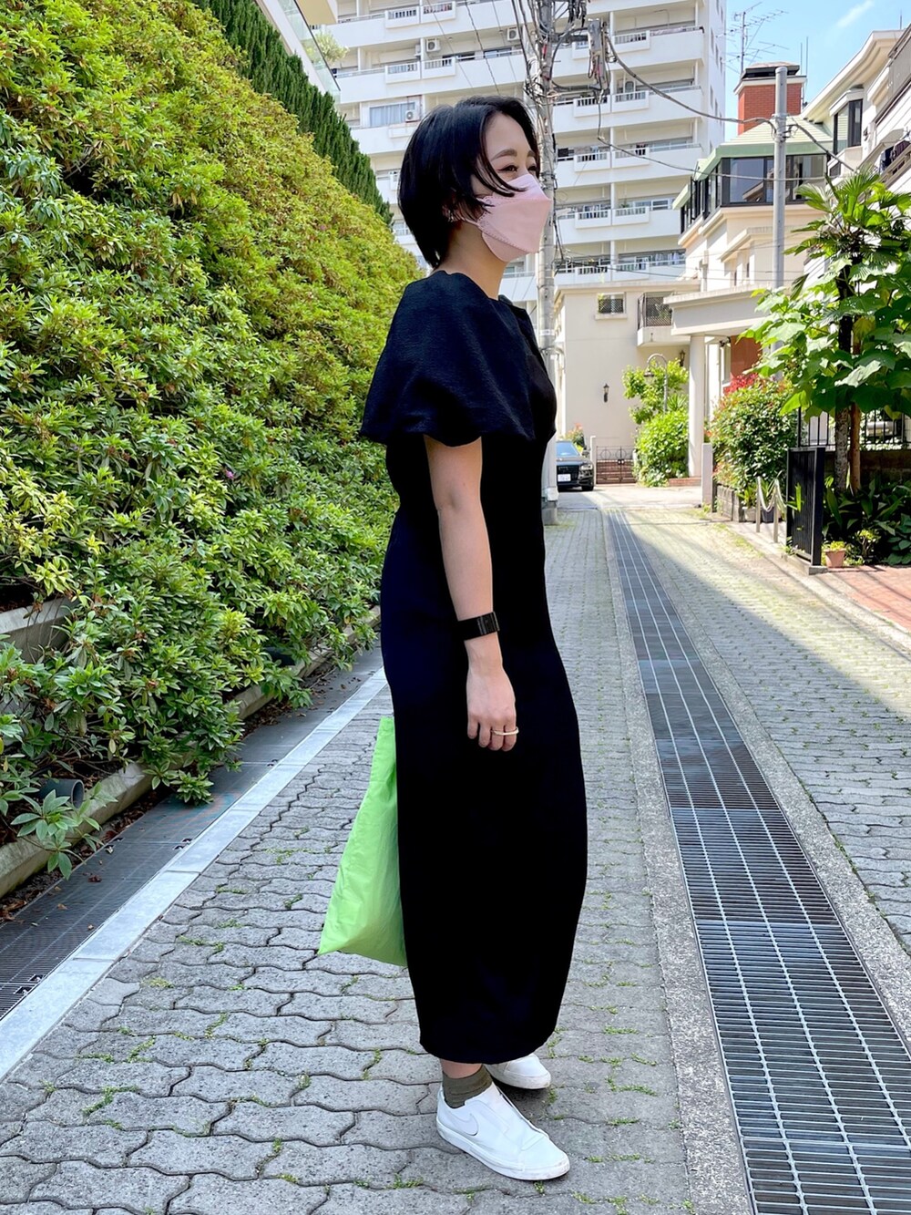 ホワイト系のシャツ/ブラウス、ブラック系のワンピース、グリーン系のバッグを着用したレディースの夏コーディネートの2枚目の写真