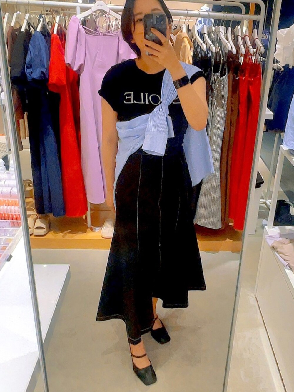 ブラック系のTシャツ/カットソー、ブルー系のシャツ/ブラウス、ブラック系のスカートを着用したレディースの夏コーディネートの3枚目の写真