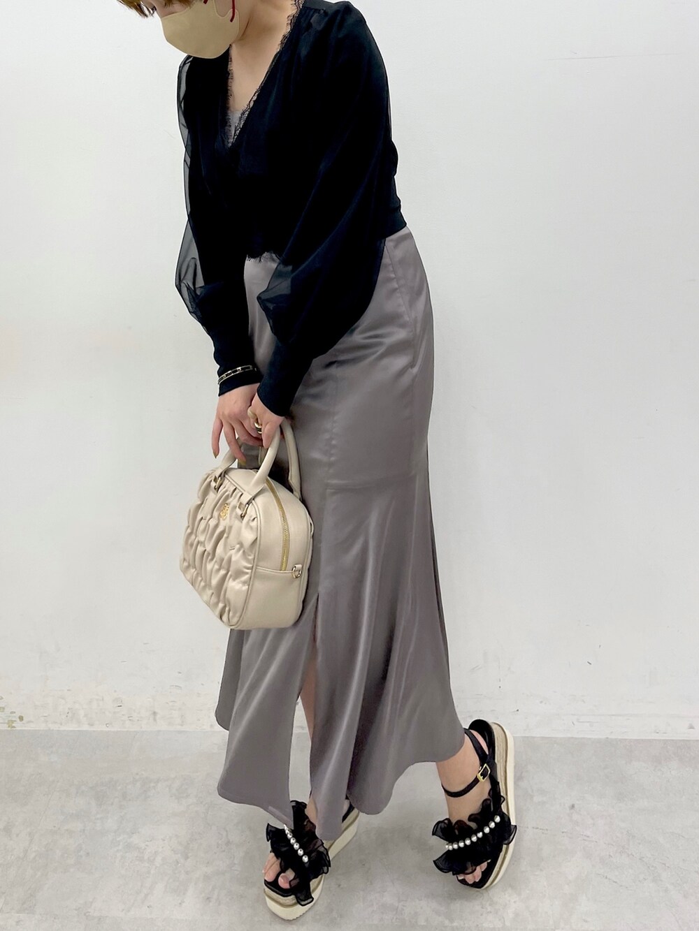 ブラック系のワンピース、ブラック系のサンダルを着用したレディースの冬コーディネートの2枚目の写真