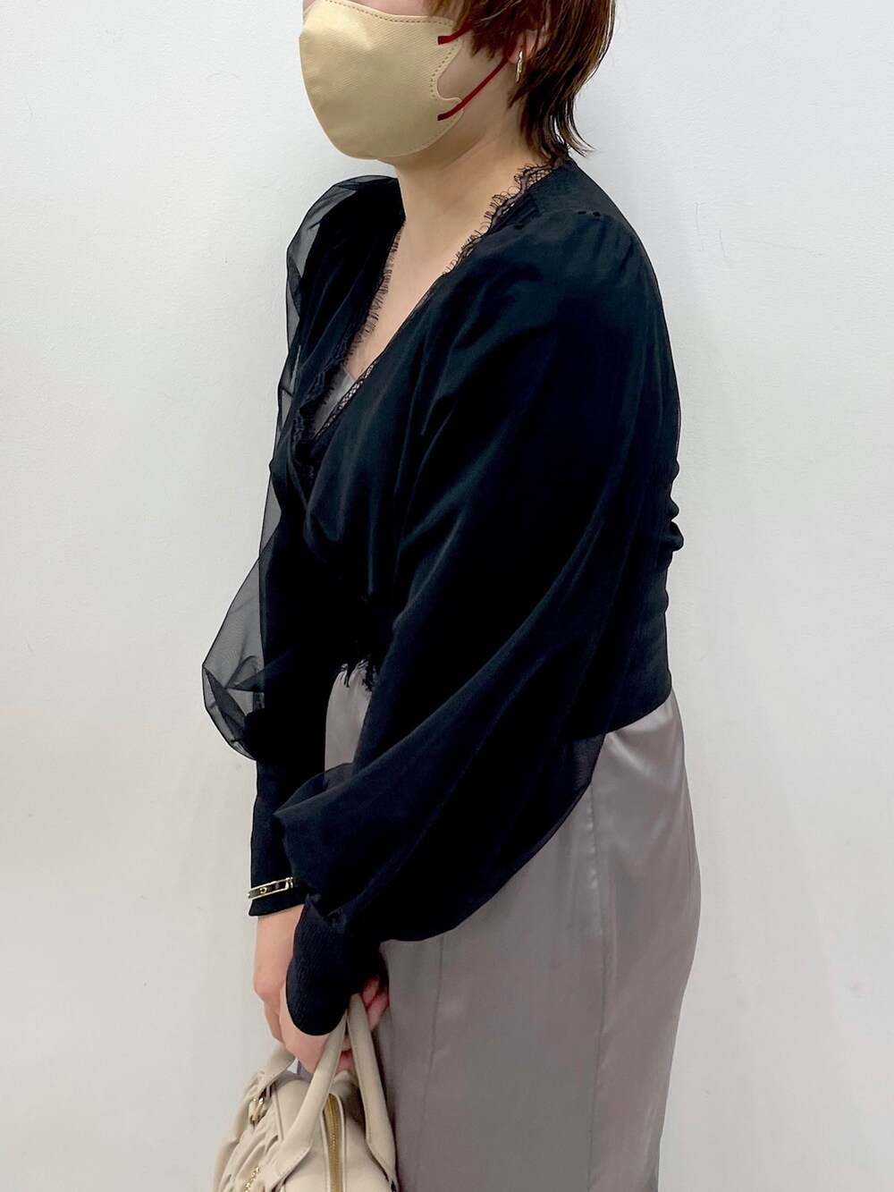 ブラック系のワンピース、ブラック系のサンダルを着用したレディースの冬コーディネートの7枚目の写真