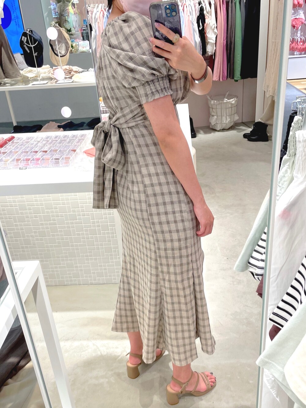 ベージュ系のワンピース、ブラウン系のその他シューズを着用したレディースの夏コーディネートの2枚目の写真