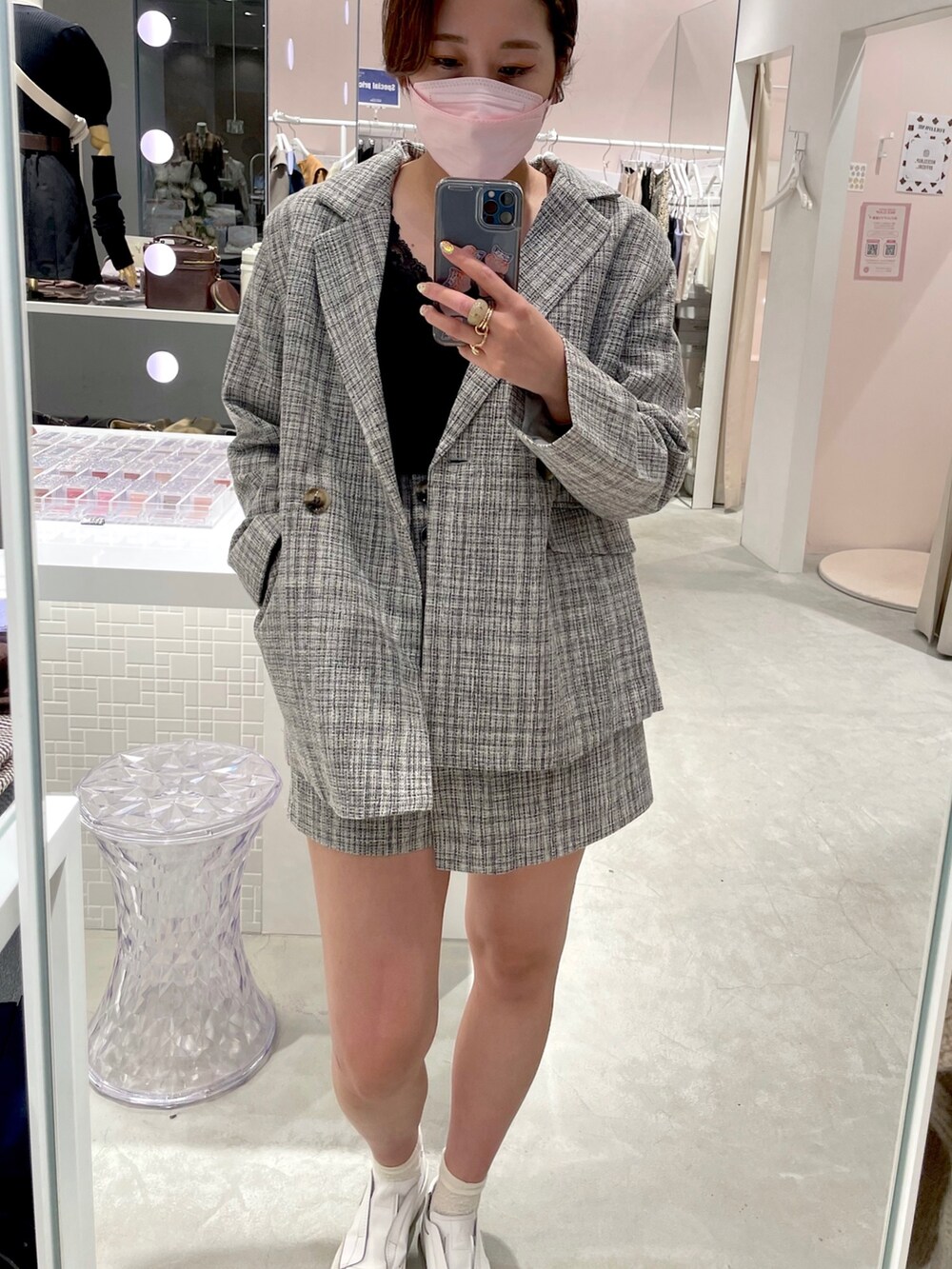 グレー系のテーラードジャケット、グレー系のその他パンツを着用したレディースの秋コーディネートの2枚目の写真