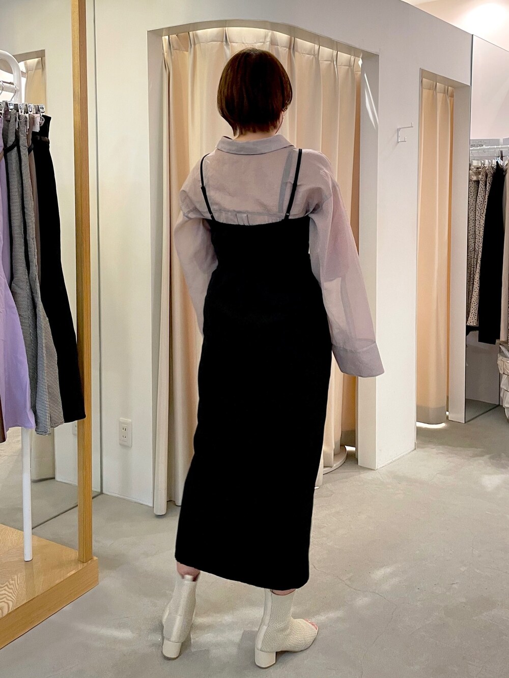 ブラック系のワンピース、ベージュ系のシャツ/ブラウス、ブラウン系のニット/セーターを着用したレディースの秋コーディネートの4枚目の写真