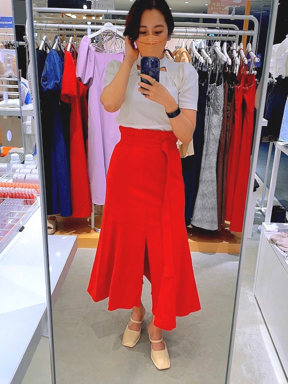 ブラック系のTシャツ/カットソー、レッド系のスカート、ホワイト系のその他シューズを着用したレディースの夏コーディネートの2枚目の写真