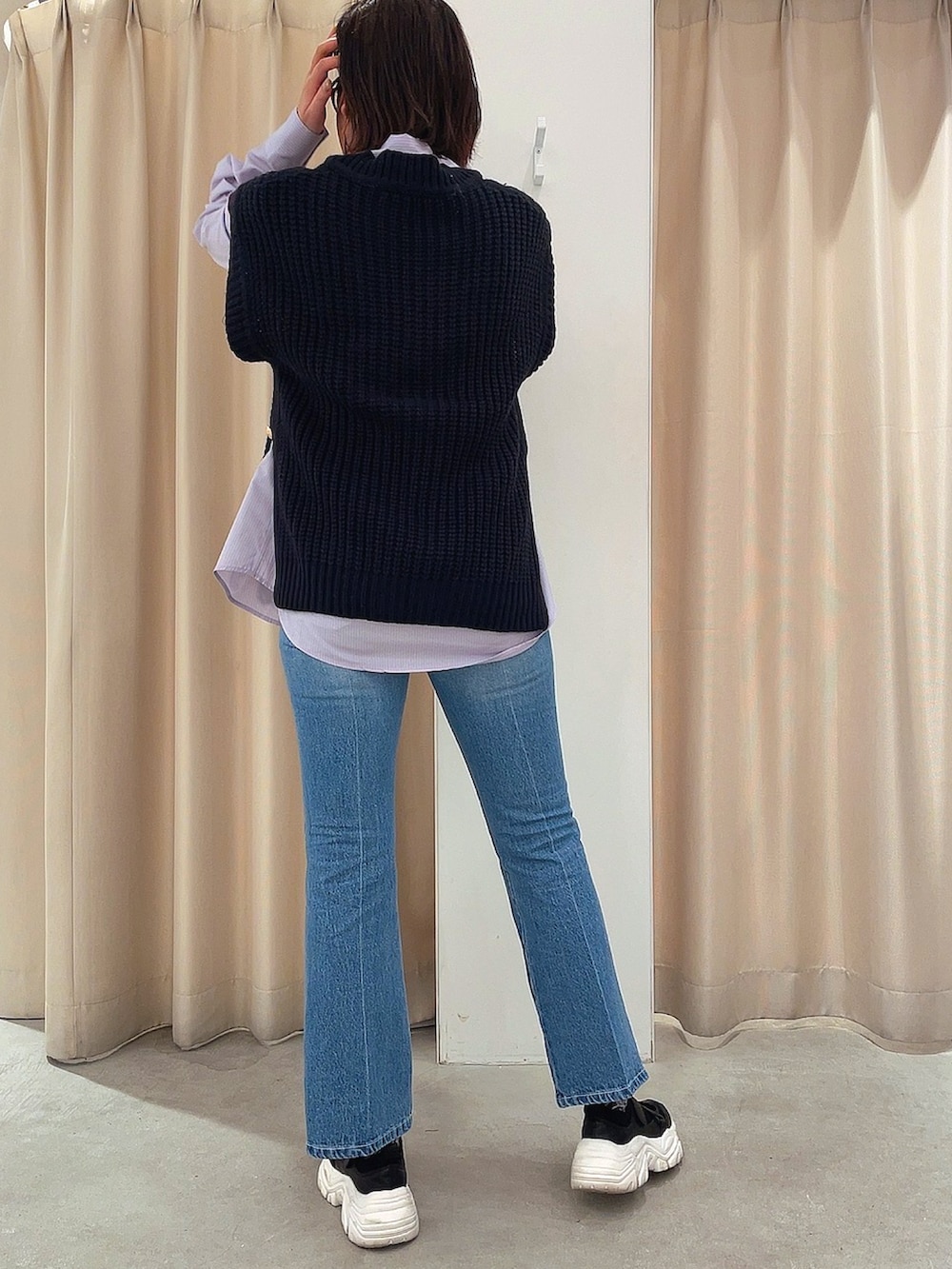 ブルー系のベスト、ピンク系のシャツ/ブラウス、ブルー系のデニムパンツを着用したレディースの春コーディネートの2枚目の写真