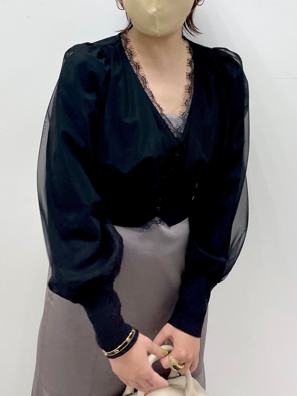 ブラック系のワンピース、ブラック系のサンダルを着用したレディースの冬コーディネートの6枚目の写真