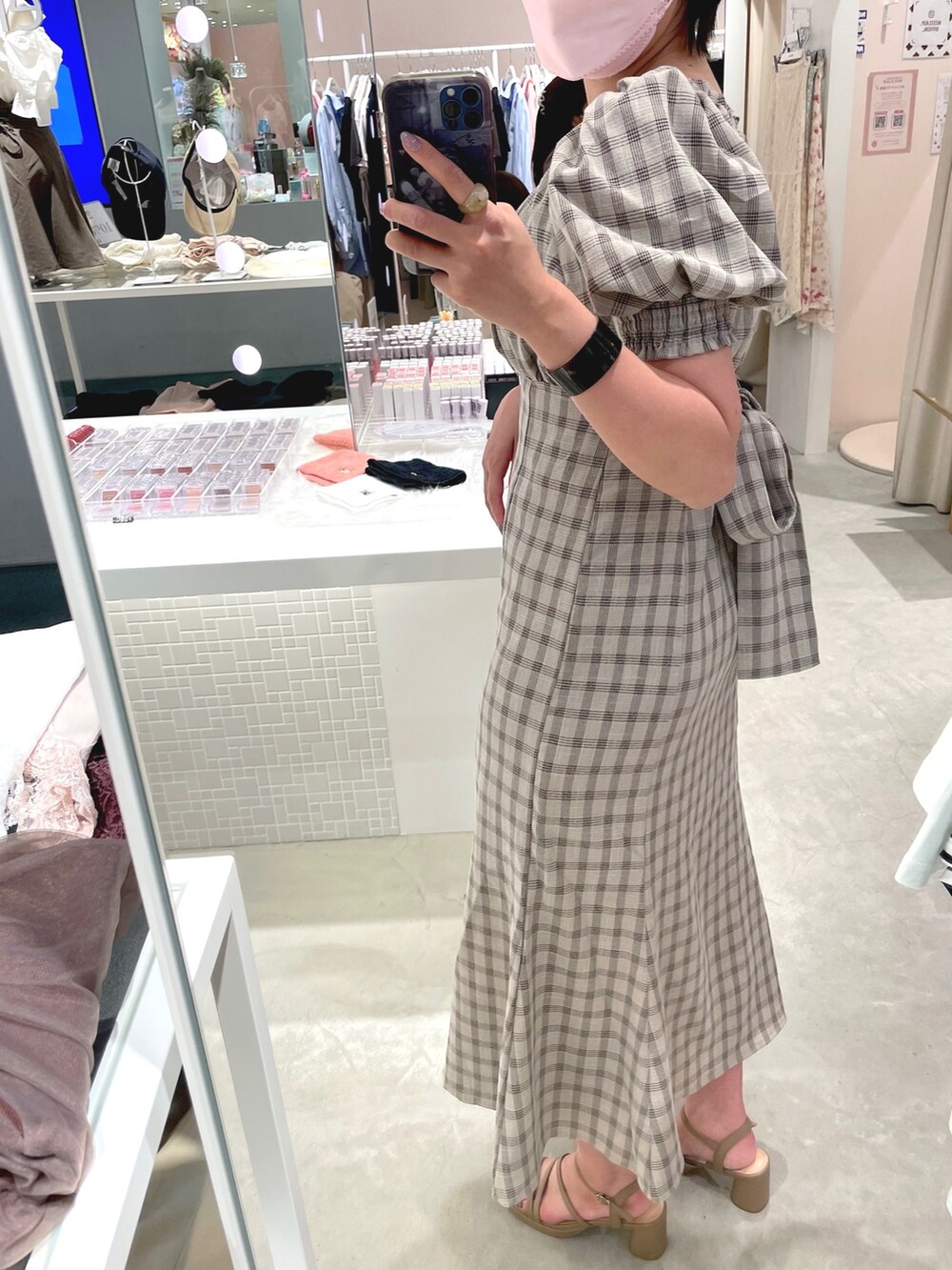 ベージュ系のワンピース、ブラウン系のその他シューズを着用したレディースの夏コーディネートの3枚目の写真