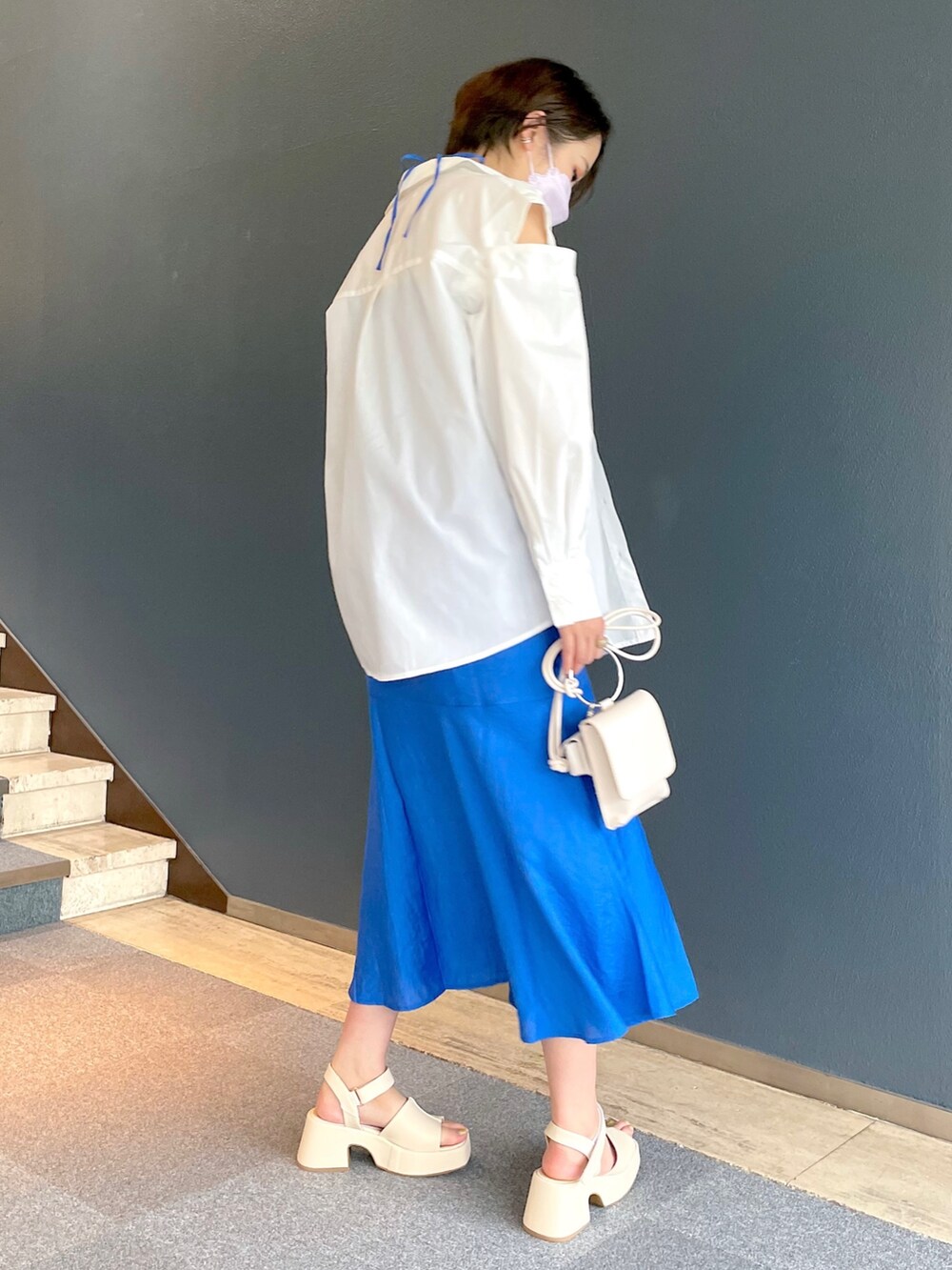 ブルー系のワンピース、ブルー系のシャツ/ブラウス、ホワイト系のショルダーバッグを着用したレディースの夏コーディネートの4枚目の写真