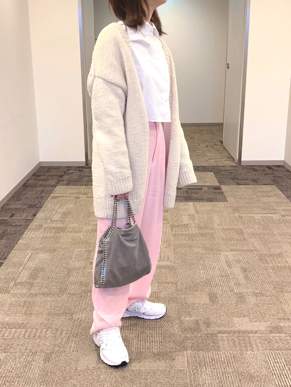 「休日コーデ、大人カジュアル、シンプルコーデ、オトナ女子、春、オトナカジュアル、春服、低身長女子、ootd、お洒落さんとつながりたい、スニーカー、シャツスタイル、スラックス」｜「theoryのアイテム（シャツ/ブラウス、ホワイト系）」を使った、shi.yusaさん（レディース・154cm）の春コーディネートの2枚目の写真