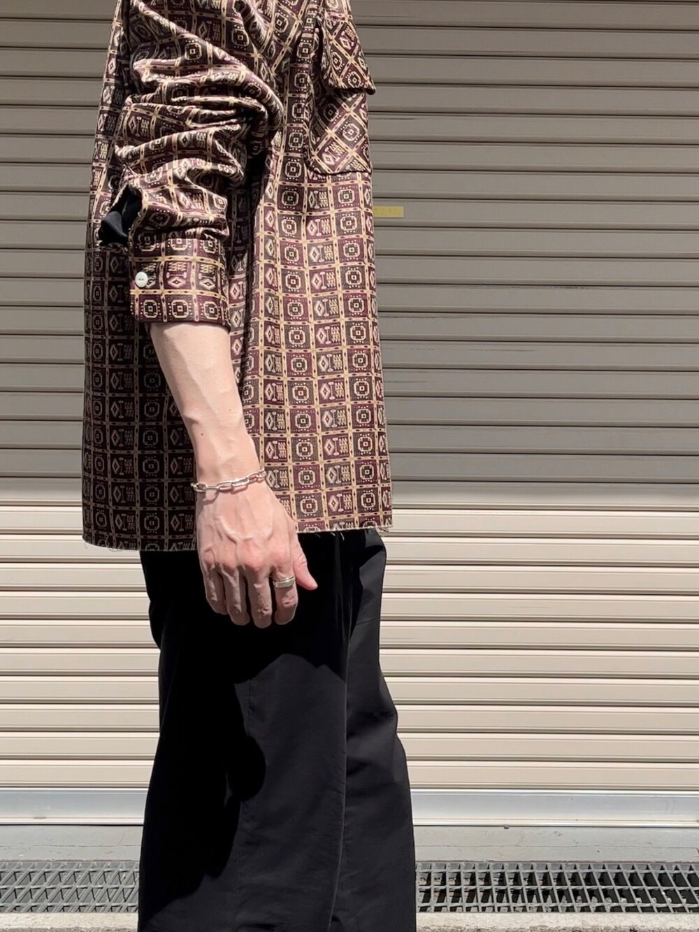 ブラウン系のシャツ/ブラウス、ブラック系のTシャツ/カットソー、ブラック系のスラックスを着用したメンズの春コーディネートの3枚目の写真