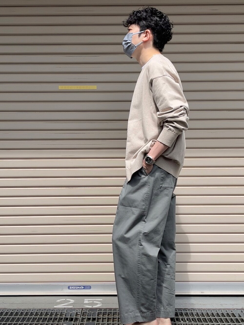 ベージュ系のカーディガン/ボレロ、ホワイト系のTシャツ/カットソー、グリーン系のパンツを着用したメンズの春コーディネートの2枚目の写真