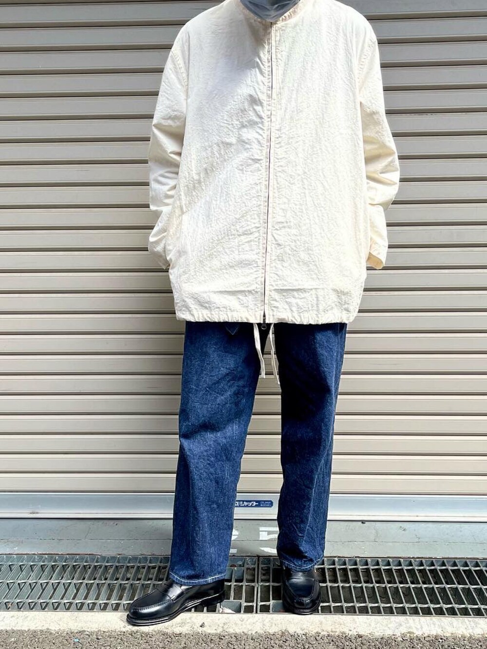 「春服、デニム、ワイドパンツ、シンプル、休日スタイル、大人カジュアル、大人コーデ、お洒落さんとつながりたい」｜「confectのアイテム（ブルゾン、ホワイト系）」を使った、mashrさん（メンズ・171cm）の春コーディネートの3枚目の写真