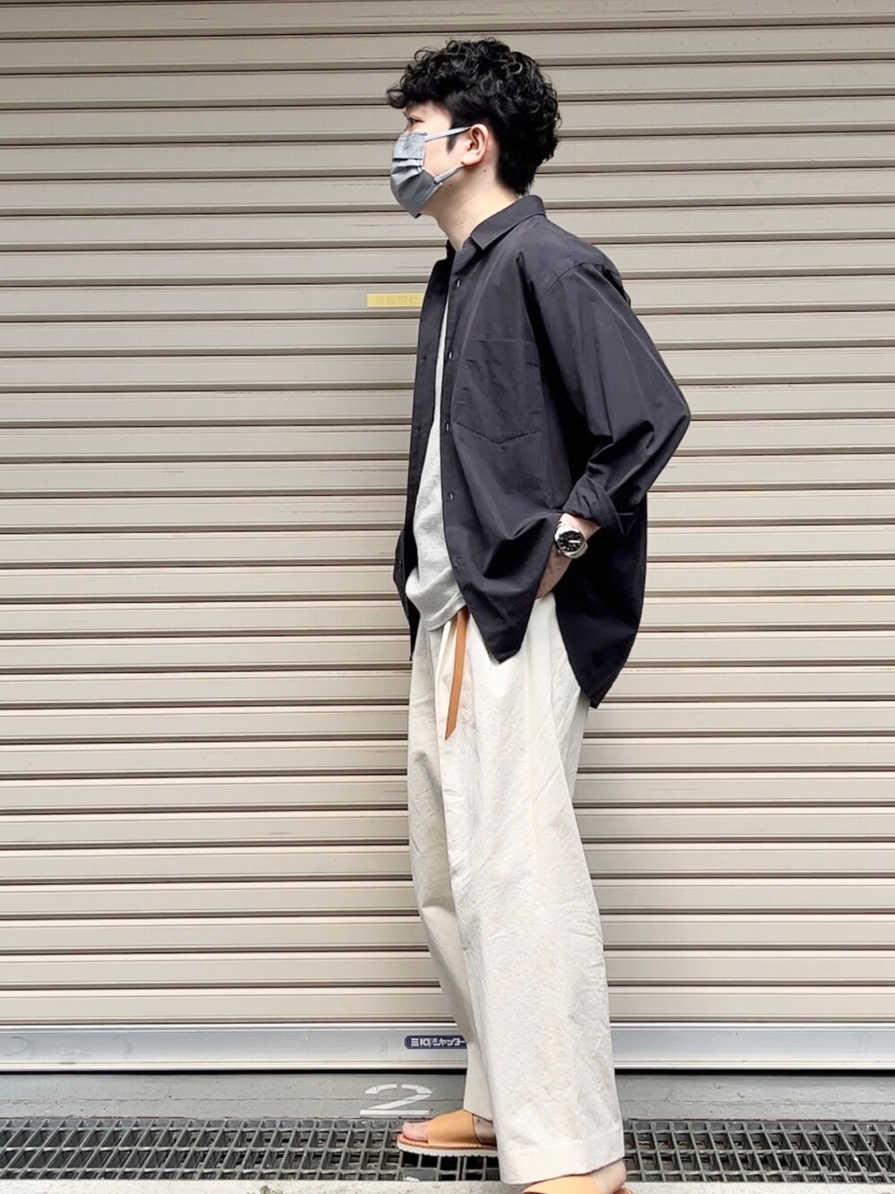 ブラック系のシャツ/ブラウス、グレー系のシャツ/ブラウス、ホワイト系のチノパンツを着用したメンズの春コーディネートの2枚目の写真