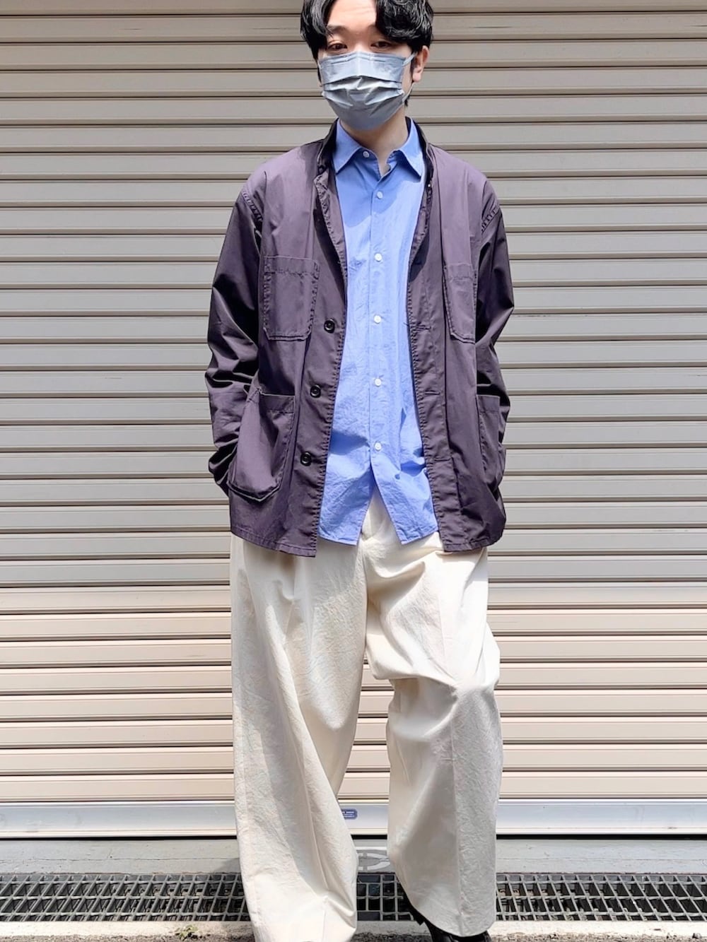 ブルー系のシャツ/ブラウス、その他のジャケット/アウター、ホワイト系のチノパンツを着用したメンズの春コーディネートの2枚目の写真