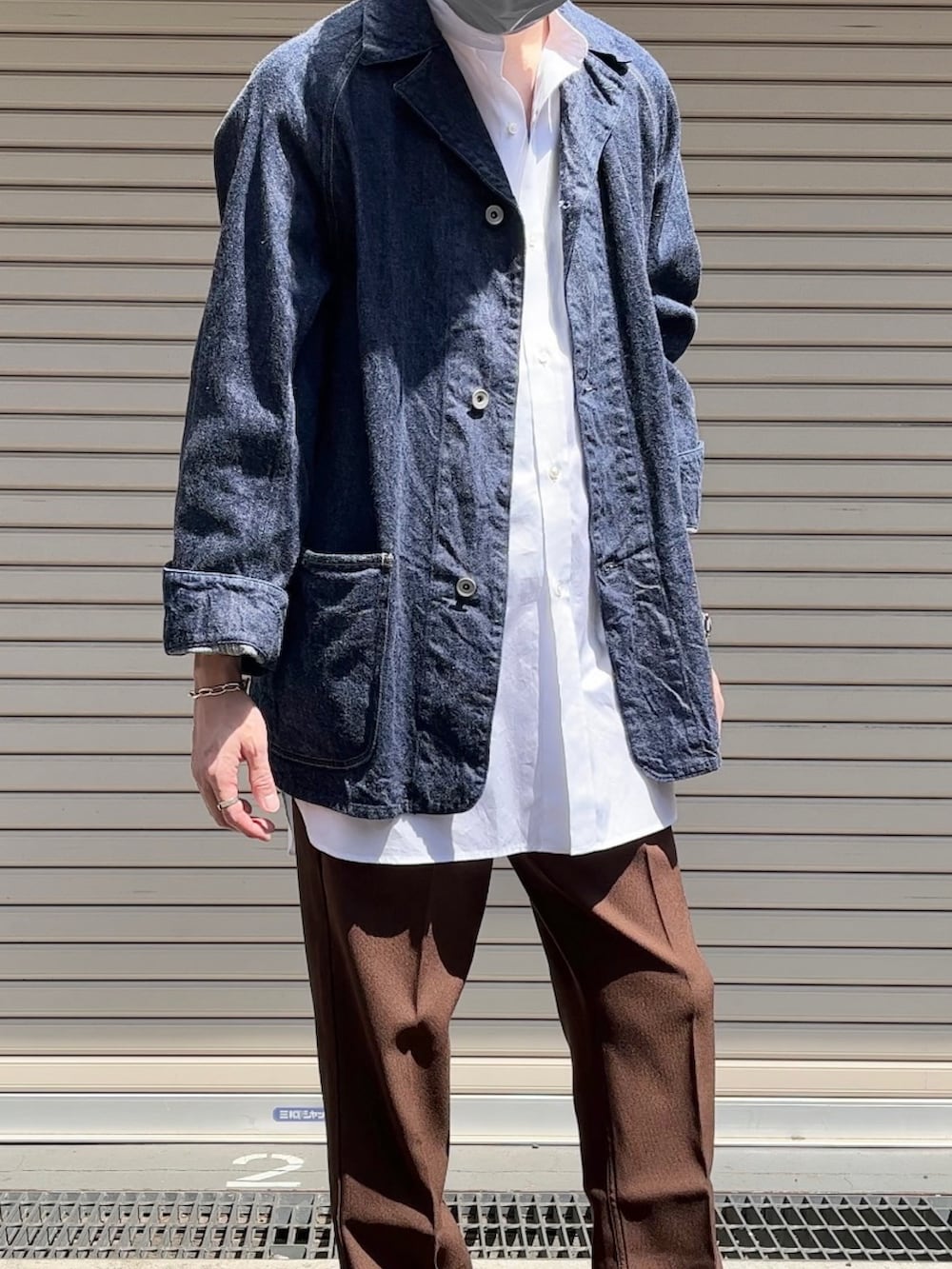 ブルー系のデニムジャケット、ホワイト系のシャツ/ブラウス、ブラウン系のその他パンツを着用したメンズの春コーディネートの2枚目の写真