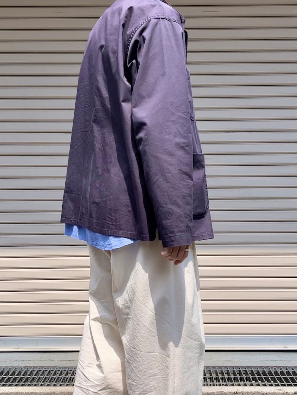ブルー系のシャツ/ブラウス、その他のジャケット/アウター、ホワイト系のチノパンツを着用したメンズの春コーディネートの4枚目の写真