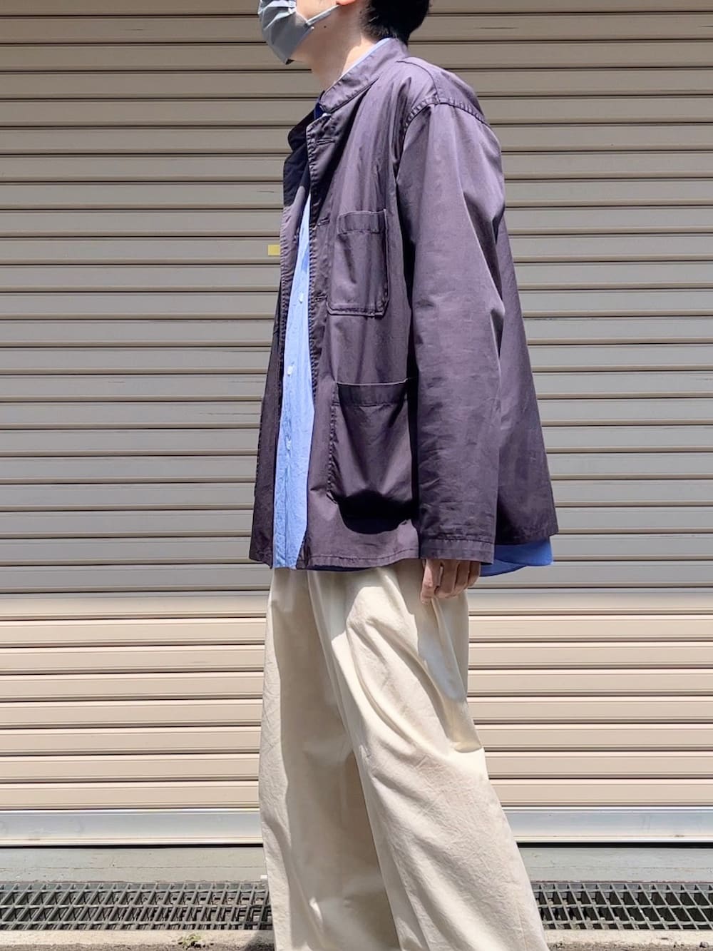 ブルー系のシャツ/ブラウス、その他のジャケット/アウター、ホワイト系のチノパンツを着用したメンズの春コーディネートの3枚目の写真