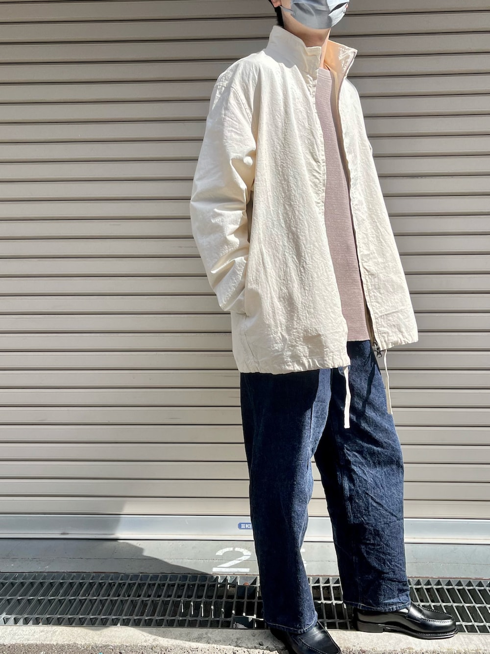 「春服、デニム、ワイドパンツ、シンプル、休日スタイル、大人カジュアル、大人コーデ、お洒落さんとつながりたい」｜「confectのアイテム（ブルゾン、ホワイト系）」を使った、mashrさん（メンズ・171cm）の春コーディネートの2枚目の写真