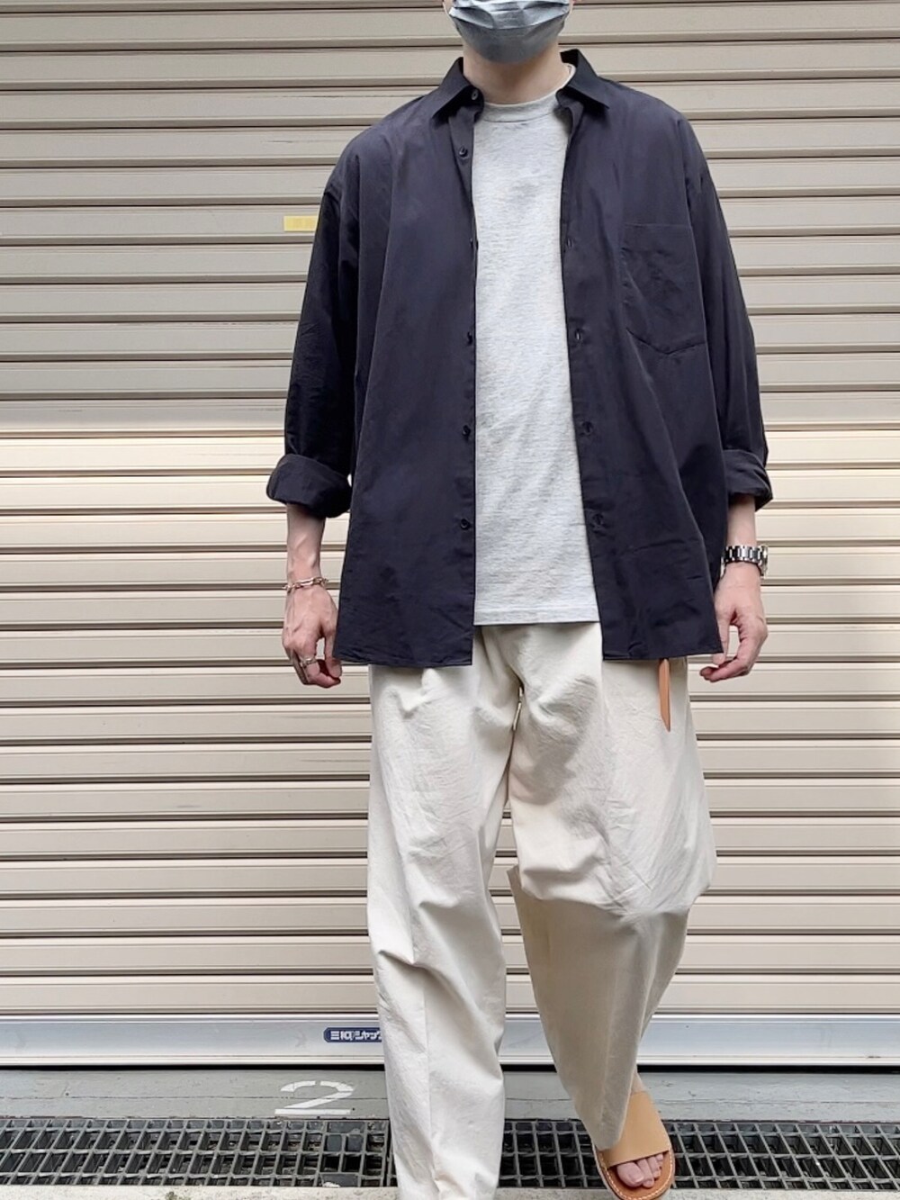 ブラック系のシャツ/ブラウス、グレー系のシャツ/ブラウス、ホワイト系のチノパンツを着用したメンズの春コーディネートの3枚目の写真
